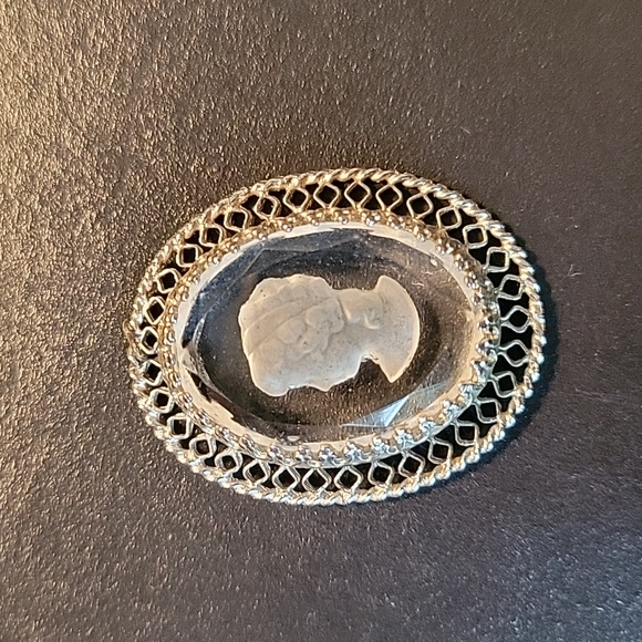 Vintage Cameo Etched Glass Pendant - Picture 8 of 9